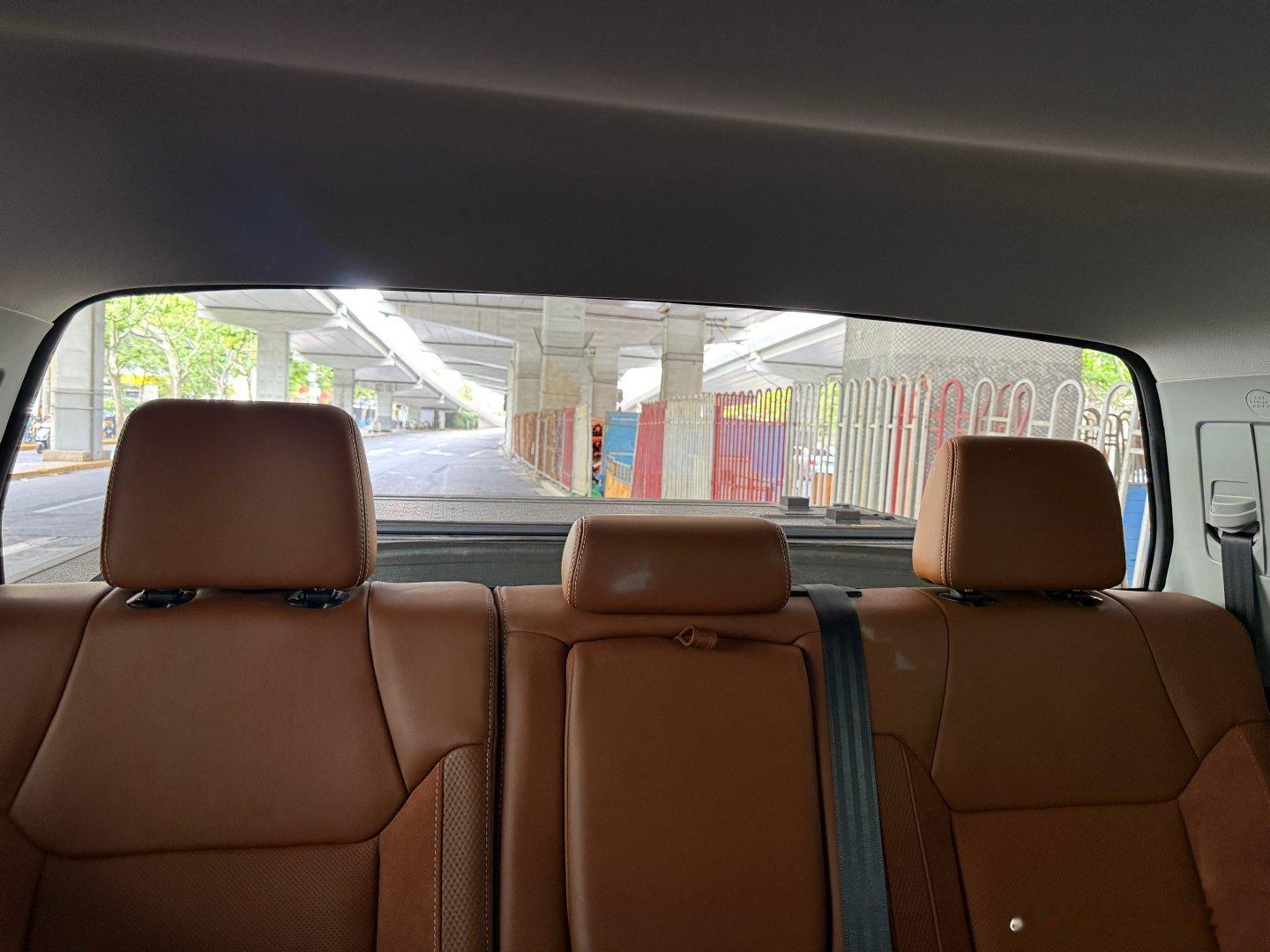 成都车展或许值得一看，但握上5.7L V8 TOYOTA的方向盘也很快乐。第一次开坦途，发现后挡风玻璃可以单独开启，上次体验到此功能还是在Artura敞篷上，四舍五入坦途是大排量超跑！ ​
