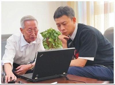 #张译发文致敬神探原型崔道植#
文字承载敬意，致敬崔道植漫长又孤独的坚守。没有轰轰烈烈的场面，仅凭一枚枚物证还原案件真相。《神探之痕迹》今日上映，一起在影院读懂这份刑侦人的初心。#张译撰文谈崔道植# ​