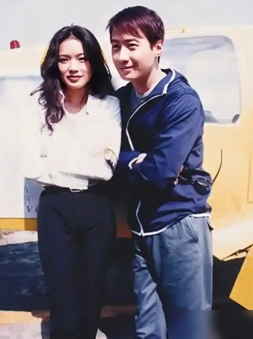 跟天王谈了7年地下恋，还是没熬过去！
1998年舒淇和黎明因戏生情，整整7年都不敢公开。
黎明父亲接受不了舒淇的过往，咬死不同意这门婚事。
本来黎明态度就犹豫，2005年又爆出来他和金喜善酒吧私会的绯闻。
媒体炒了大半个月，金喜善避谈，黎明这边全程疏离，舒淇彻底心冷。
原来压垮爱情的，从来