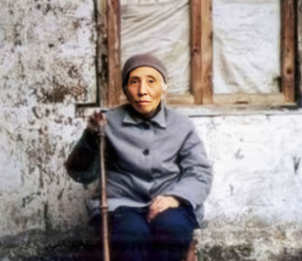 她是大地主恶霸刘文彩的五姨太，比刘文彩小24岁，刘文彩死时她才38岁，可她活到2