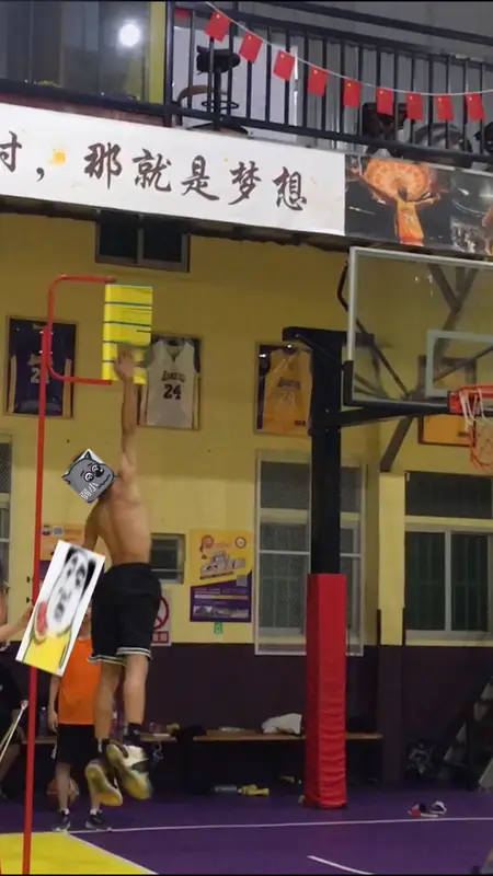 说真的，别脑子一热就想照搬他那套极限训练模式，那真的是往骨科门诊冲的快车道。
1米76、40岁的人，助跑弹跳1.3米摸高3.6米，当年髌韧带撕裂被医生判了告别剧烈运动，躺了14年还能在DUNKMAN联赛隔着成年人和两台