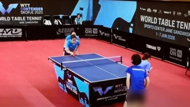 国乒出征亚锦赛，名单突然砍了俩主力。林诗栋、梁靖崑直接没了。
不是状态问题，是身体扛不住了。医疗组评估完，伤病不允许再打。男单、混双、男团，全撤了。
再看顶上来的都是谁：温瑞博、周启豪、向鹏、黄友政，还有个李天阳。混双直接换两对，黄友政配陈熠，袁励岑配王艺迪。
女队没动，男队等于半重建去塔什干