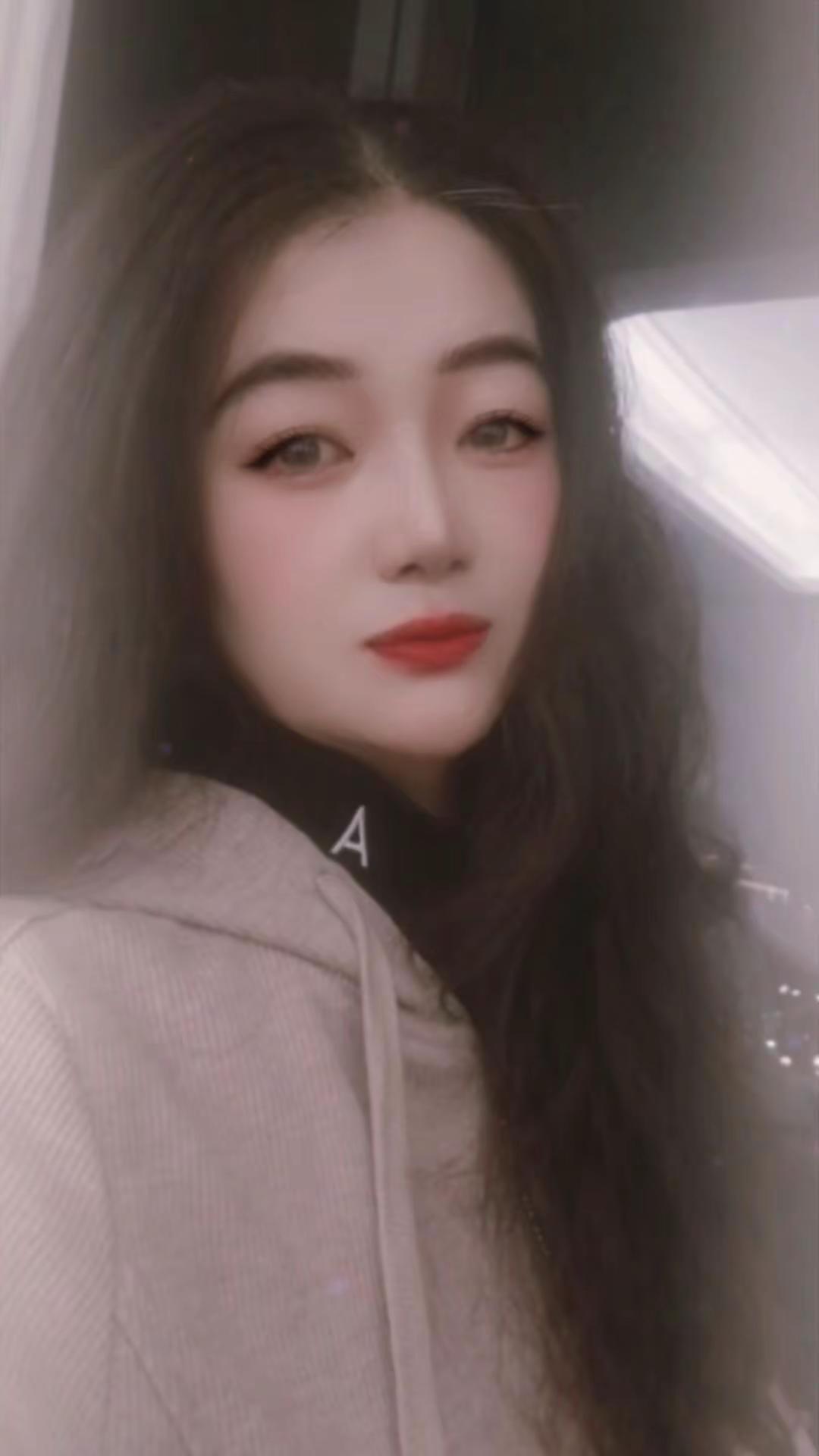 坚持了很久的坚持，是会在一瞬间崩溃的…重感情的人喜欢伤感歌