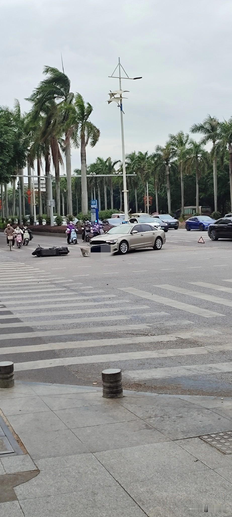 下班回家路上，偶遇一起车祸现场！骑手已被送医，受伤不轻！ 某轿车也是被...