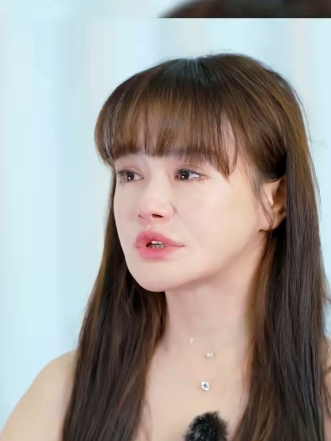 冉莹颖给爸塞钱，却塞给了他三婚妻子
 
冉莹颖这段综艺，我看完心里挺不是滋味。
 
她爸重男轻女。两岁那年父母离了婚，之后几乎没管过她。后来结了好几次婚，就想生个儿子，也没成。老了查出癌症。
 
说句不好听的，这种爹搁谁身上都是一道坎。换一般人，可能连面都不想见。
 
综艺里见面那回，冉莹颖没把钱直