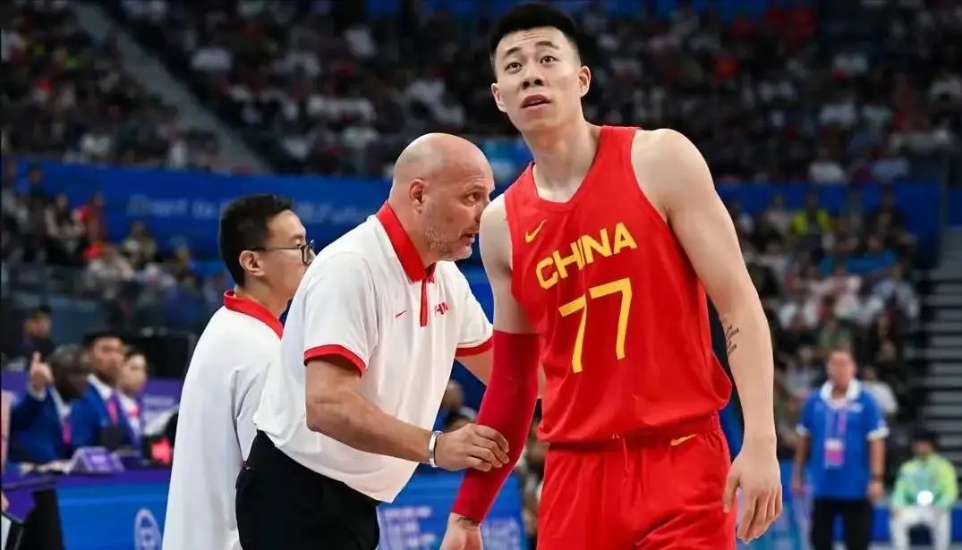 打CBA很强，但到了国家队表现就不太行的四名球星。

张镇麟是最容易被讨论的一个。

他代表辽宁打了5个CBA赛季，拿到3次总冠军，2025年转会上海，2025-26赛季又随上海夺冠。

国家队这边，绕不开杭州亚运会，中国男篮76:77输给菲律宾发生在半决赛。

张镇麟在收官阶段的处理引发过很大讨论，关键回合可 ​