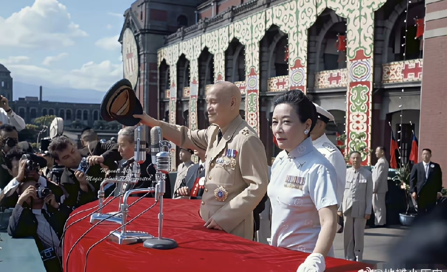 1971年10月10日台北。晚年蒋介石与宋美龄，正在参加庆典活动。
84岁的蒋介石抬手挥帽致意，73岁的宋美龄一身白旗袍站在一旁。