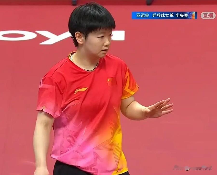 21连胜却丢冠！孙颖莎把早田打到没脾气，决赛输王曼昱后说了句“等不到下届亚运”，这届名古屋到底发生了什么
第二局，早田希娜6比1领先。
然后孙颖莎一分一分往回咬，追到5比6时逼出暂停。暂停回来继续追，11比7，单局翻盘。一个选手在这种局面下被翻回去，下一次站上球台面对同一个人时，手上那点犹豫是藏不住