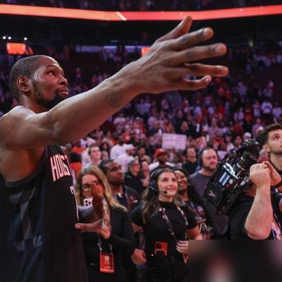 差1047分就超科比了，杜兰特今天开打第20个赛季。有人问他火箭被当“下狗”怎么看，他回了句：谁在乎呢？是谁定义的？其他球队可不这么看我们。
这话挺杜兰特。不辩解，不卖惨，就一句“打完第一周，球迷看法会变”。
想想他刚进联盟那会儿，说能打满10年就知足。现在第20年，总得分历史第五，面前只剩科比