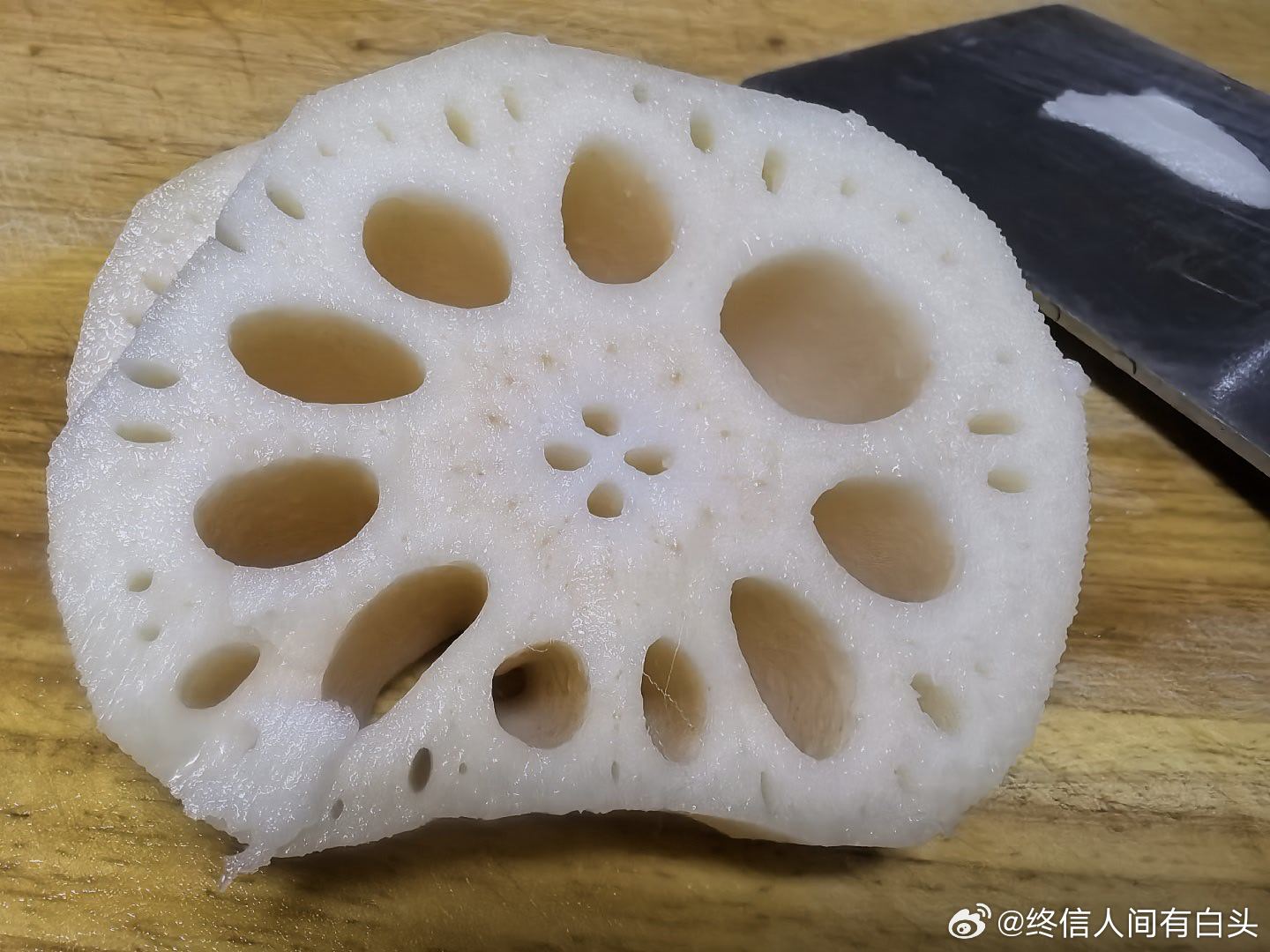 #适老化# 绞尽脑汁做饭。之前吃过老人做过多少饭，如今慢慢还回去了。
老太太躺坐在病床上饭量还是挺大，吃到打嗝才停下。
但给照顾的人找事的毛病又开始了：说护工是个大骗子，说护工把她绑在病床上，说护工不扶着她起床，说护工浪费卫生纸 让我把卫生纸拿回家……
曾经一度心软：接回家再给换个保姆  ​