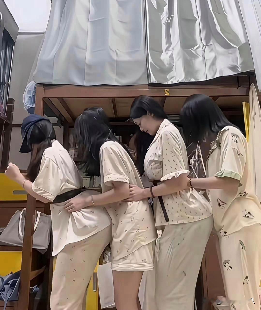 开始选女盆友啦[偷笑]