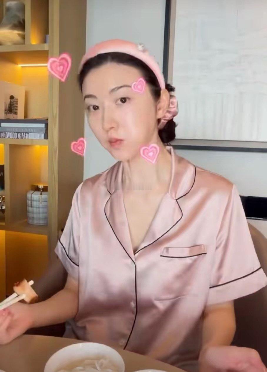 景甜的天资到底有多高
蒋欣为控重饿到委屈想哭，美食只能看不能碰。
反观景甜疯狂炫饭，面包、粉、面、叉烧、盒饭、滑蛋轮番上阵，一堆主食加高热量，完全不靠节食硬饿。
脸小五官精致，肉肉很懂事，该长的地方才有肉，身材依旧纤细。 ​