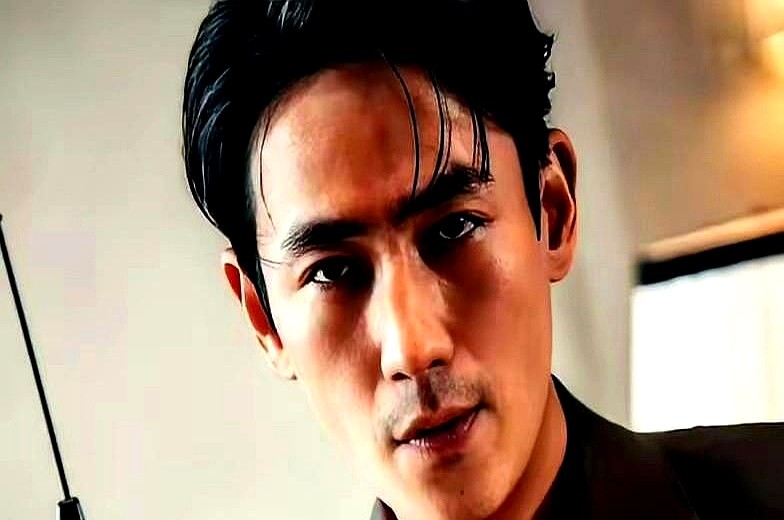 演了40年戏、拿捏过160个角色的梁家辉，在首映礼上对着一个晚辈红了眼眶，吐出四个字：“此生无憾”。

这人是朱一龙。为了演好粤语悍匪，一个零基础的人把自己关在房间，对着录音机死磕到凌晨4点。

到了片场，他坚持原声出演，在镜头前稳稳接住了梁家辉压迫感极强的眼神和呼吸节奏。旁边看着的叶童，直接打出超