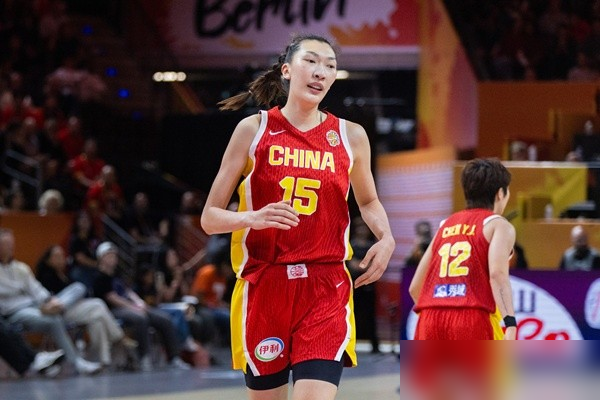 中国女篮71：51意大利女篮，对中国女篮打分评价如下：
1、韩旭：9.9分
稳，很少有这种出手快又还准度高的球员！全场11投8中，三分球居然2投2中，硬生生砍下19分10个篮板。连续三场小组赛拿到两双，这就是咱们不可替代的定海神针。
2、杨舒予：9.5分
太顶了，火热手感根本停不下来！全场贡