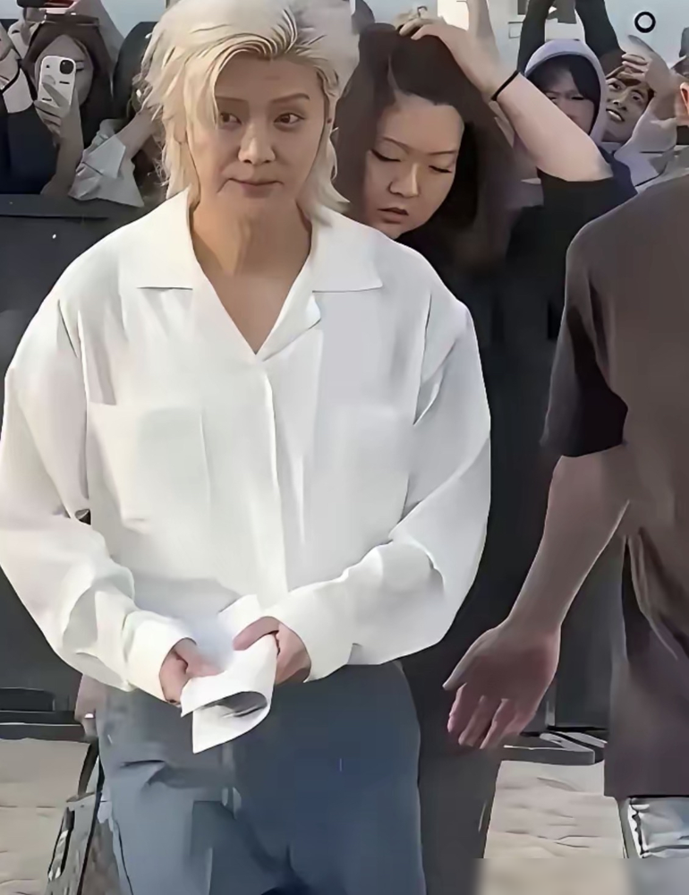 鹿晗近照爆上热搜，满头发丝白了大半！
好多人追着唏嘘，说他衰老憔悴，浑身姨味，连当年的顶流滤镜都碎完了。
实则这根本不是什么状态崩盘，是他早就玩过的白发造型，2024年直播、今年年初晒自拍都用过同款。
当时清一色全是夸前卫有少年感，现在没磨皮的生图一流出，反倒有人强行拉去和老戏骨比相貌，骂得特