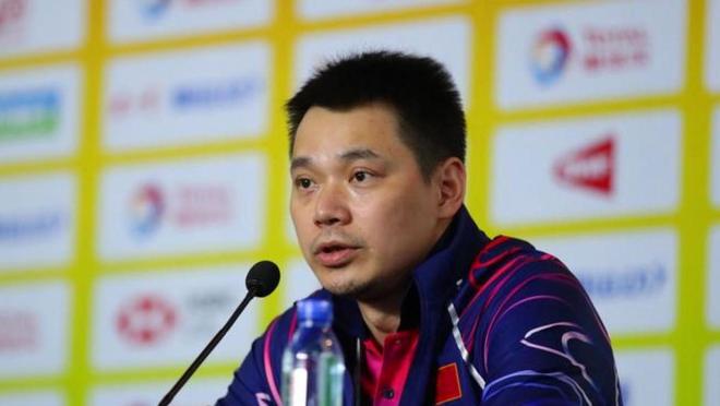 这两天，尤其值得关注的一件事就是，中国羽毛球协会副主席夏煊泽被查。此前，主席张军、原副主席王伟也已落马。
短短四个月的时间，羽协核心层三人接连被查，这场“羽坛地震”，至少带来三点深刻启发。
它让我们看到，反腐无禁区、也没有例外，体育界也并非法外之地。曾经的奥运季军、功勋教练一旦逾越红线，同样要接受纪