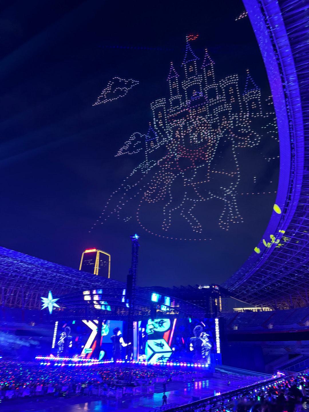 #周深[超话]# 深深的济南场，无人机阵带来的惊喜不亚于烟花，周围都是一片欢呼。

每个画面都是深米之间满满的爱。

虽然我的视角看不全，但“世界”即使看不见也能感受得到。[心][心][心]  ​