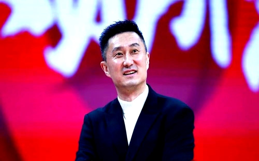 同样是潜力中锋，有人上场28秒就被换下挨骂，有人却狂砍11分直接杀进亚运名单。

场边一声怒吼，徐昕刚打一个回合就被摁回板凳。世预赛对阵中国台北，他仅仅捞到28秒出场时间。碎切式的换人加上劈头盖脸的训斥，把一个单场能拿10分8板4盖帽的护筐猛将，养成了场上畏手畏脚的边缘人。

再看郭士强手里的焦泊乔