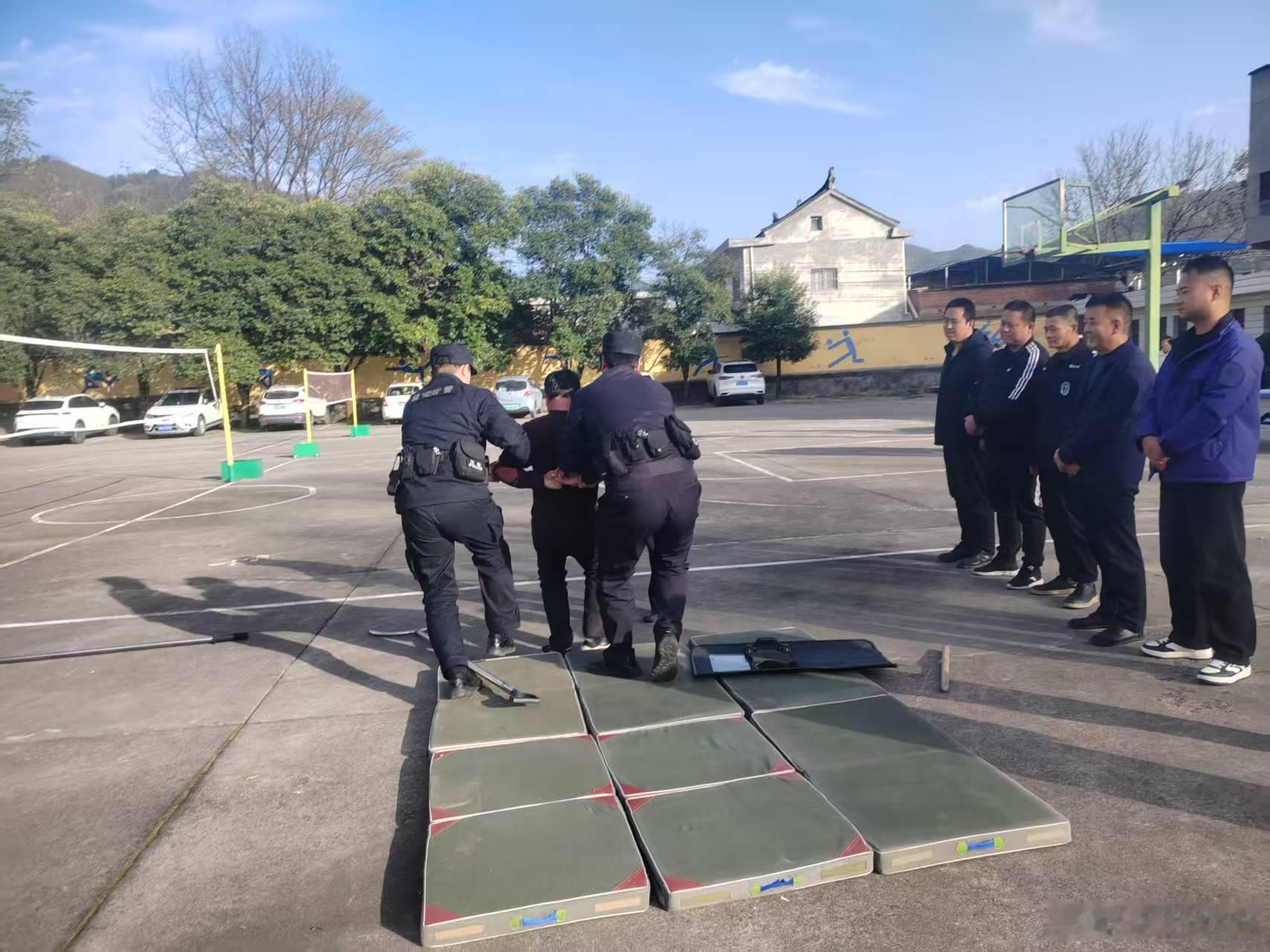 #陕西治安# 【开展校园最小应急单元培训】为深入推进基层社会治理百日攻坚专项行动，压紧压实校园安全主体责任，推动最小应急单元落地见效，10 月 29 日，商洛商州麻街派出所组织民辅警走进麻街镇初级中学面向校内安保、值班教职工开展反恐防暴专项培训暨实景演练。以练促战，切实强化了警校联动响应机 ​