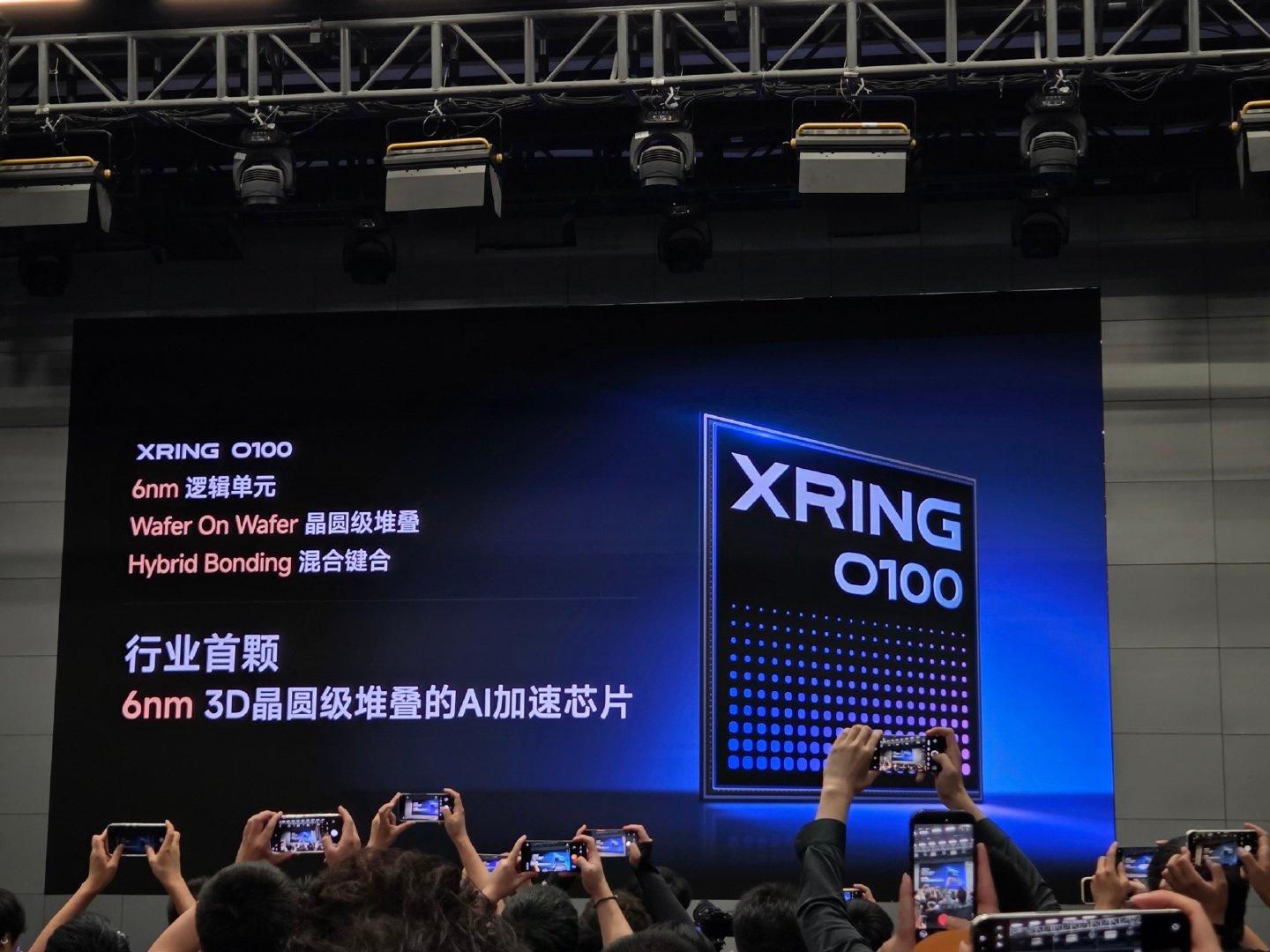 #全球首个6nm晶圆级垂直堆叠芯片# 国产芯片越来越给力！晶圆级垂直堆叠技术迎来落地，结合6nm工艺带来全新可能性。不再单纯依靠平面拓展面积，通过立体堆叠提升互联密度，算力与能效同步改善，给终端硬件带来新的技术思路。 ​
