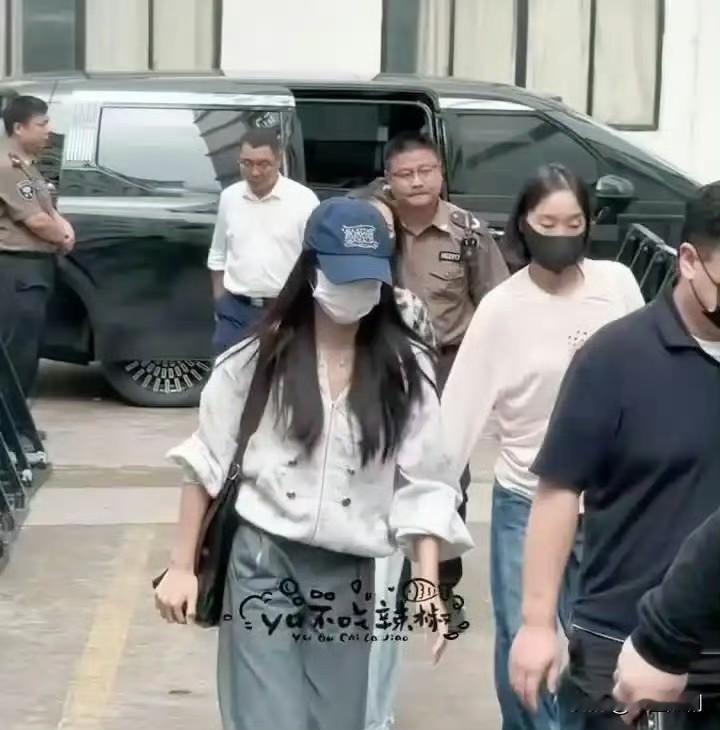 张凌赫卢昱晓《刺棠》二搭正式入组，时隔三年再合作，错峰拍戏瞬间引爆全网热议。