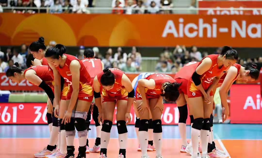 女排亚运会半决赛，中国女排3比2胜泰国女排打进决赛，亚运主攻位置为吴梦洁、庄宇珊、李晨瑄、唐欣，副攻为王媛媛、陈厚羽、王奥芊，接应龚翔宇、杨舒茗，二传刁琳宇、解盛钰，自由人王梦洁。
整支队伍平均年龄不到23岁，仅龚翔宇、王梦洁两名老将压阵，其余10名队员都是首次登上亚运会赛场
今天终于决胜局顶住了，