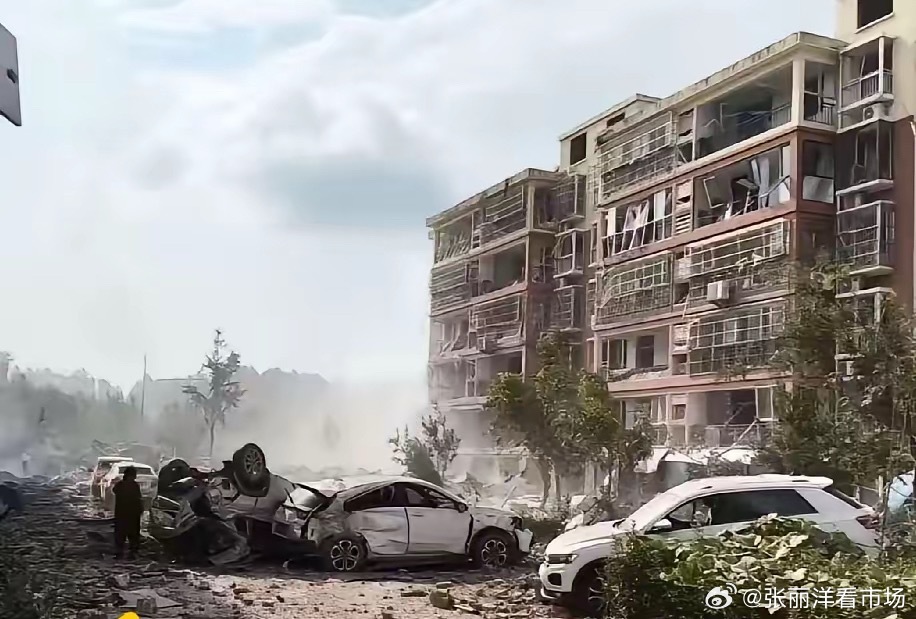 临沂一社区突发爆炸，冲击波威力惊人，周边楼房玻璃大面积震碎，楼下车辆也遭到不同程度损毁。
事故发生后多部门赶赴现场处置，万幸没有人员死亡，受伤人员已得到救治。
目前爆炸具体原因还在调查，网传燃气泄漏只是网友猜测，一切以官方通报为准。
居家安全警钟长鸣，无论是燃气还是其他隐患，都万万 ​