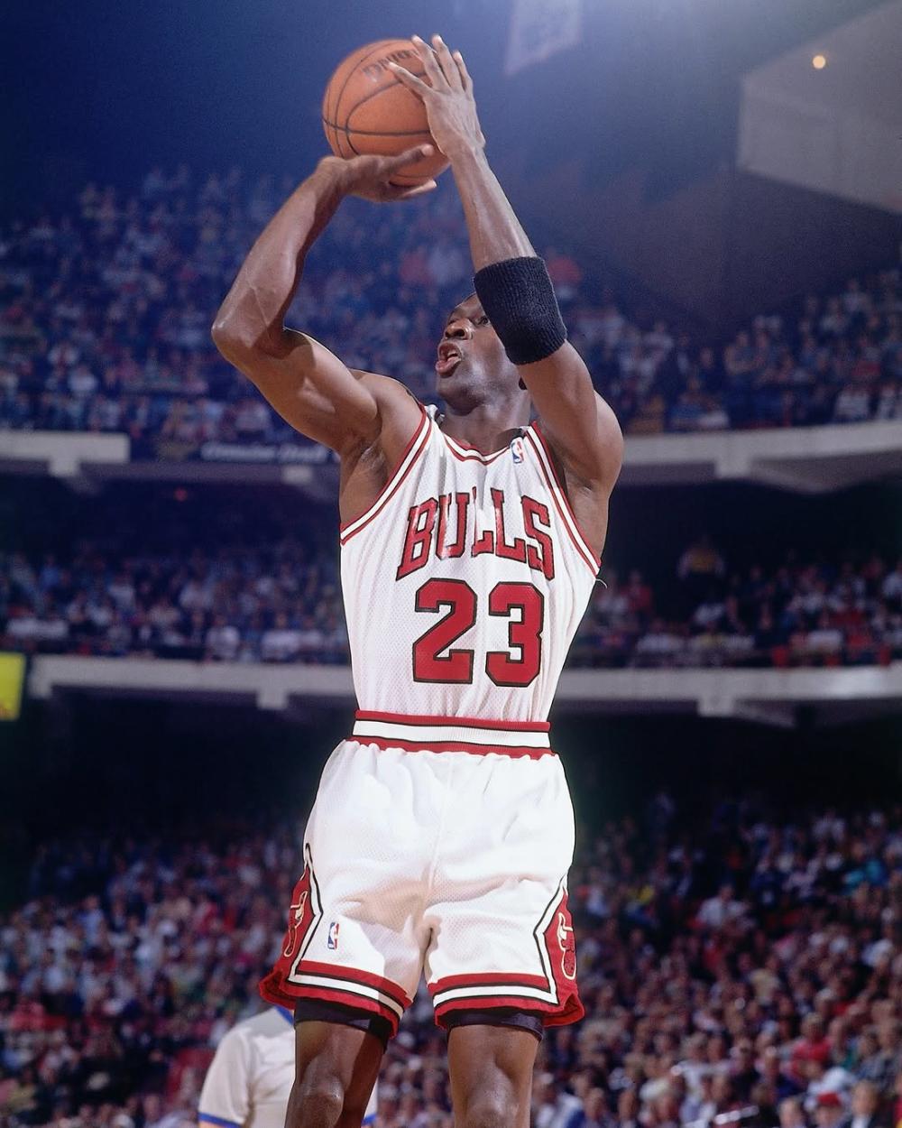NBA球星退役永远不会破产的几位超巨。
       NBA球星退役，很多都因为不会理财和投资最终破产，但这几位球星永远不会破产。
      1.乔丹，耐克终身合同+永久销售额5％的分红，单这笔收入就够他花一辈子，还手握地产，餐饮等多项投资。加上低价收购黄蜂。高价售出。
      2.杜兰特，耐