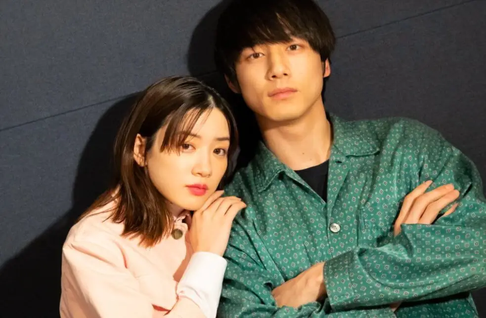 坂口健太郎官宣结婚，过往绯闻风波再度被网友翻出来讨论，正所谓一波未平一波又起，9月6日他通过粉丝俱乐部发文，正式宣告和交往多年的圈外素人女友结婚，经纪公司也出面确认该消息。他凭借《与君相恋一百次》等作品塑造出温柔内敛的荧幕人设，可在2025年，周刊文春曝出他的三角恋绯闻，爆出同居期间与其他艺人产生暧