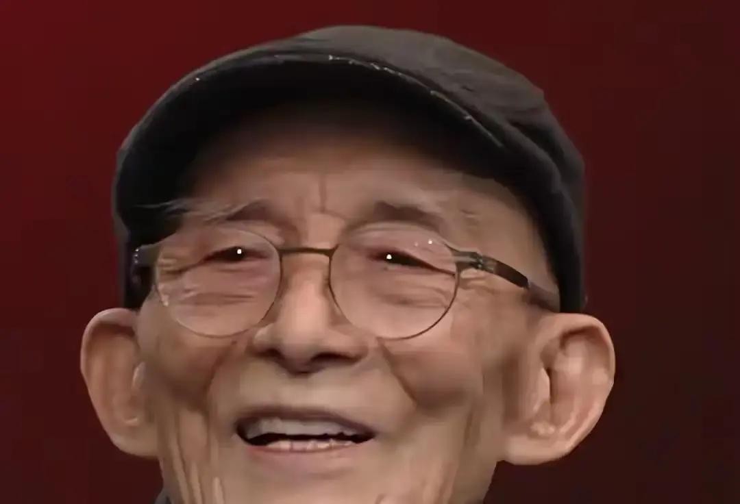 92岁的游本昌最近干了两件事，完全相反却把人性的底色扒了个干净

娱乐圈常常为了白玉兰奖争得头破血流，可《繁花》剧组报奖时，这位演技封神的老爷子却专门打电话拦着，死活不让报自己名字，硬把风光留给了身后的年轻人

面对名利场他连镜头都不争，这叫往后退

可碰到另一件事他却拼了老命往前冲

就在91岁那