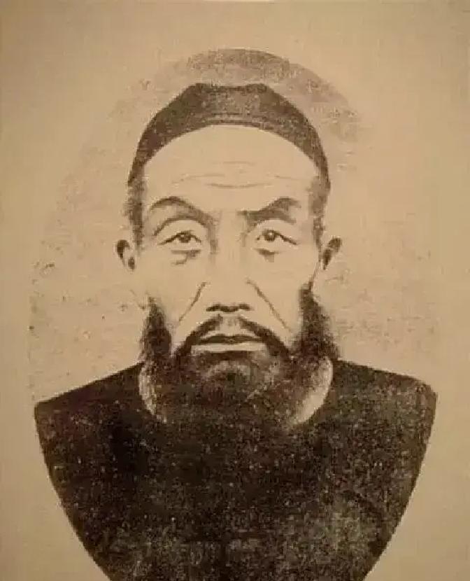 1863年我拜见曾国藩的时候，他已经六十多岁，但精气神很足。身高大概五尺八九寸，身材魁梧匀称，肩宽胸厚，头型方正，额头宽阔突出。他的眼睛轮廓分明，眼角是平直的。
 
一般蒙古人种，大多眼角上斜、颧骨突出，曾国藩并没有这种长相。他脸颊平坦，胡须浓密，一直垂到下巴，铺在宽大的衣襟前面，看上去十分威严。他
