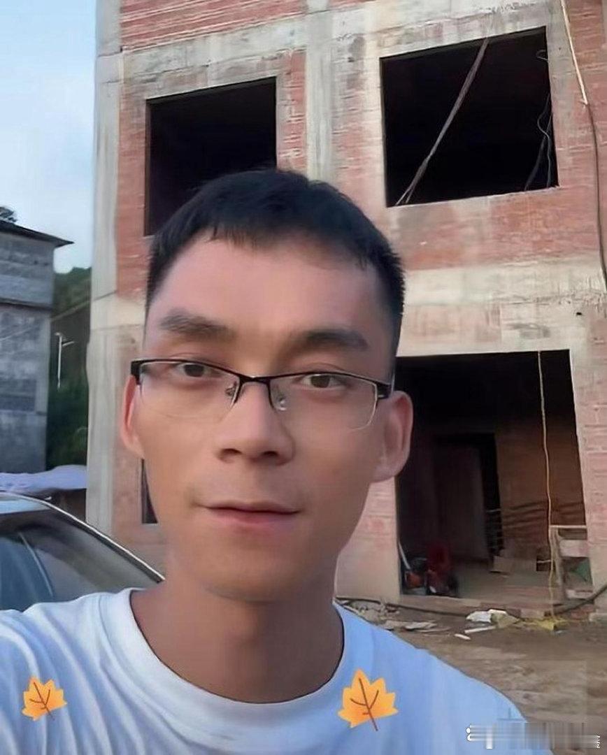 唐尚珺现在估计肠子都悔青了。他后悔的不是花了近33万建房，也不是哥哥出了10来万住二楼，而是当初没分开盖两栋。
农村宅基地就那么大，分开盖两户都施展不开。他出20多万覆盖一楼和顶楼半层，哥哥出10来万管二楼，账面上看是他吃亏。可他坦言目前月收入才刚稳定，广告合作并不稳定，一条广告到手几千 ​