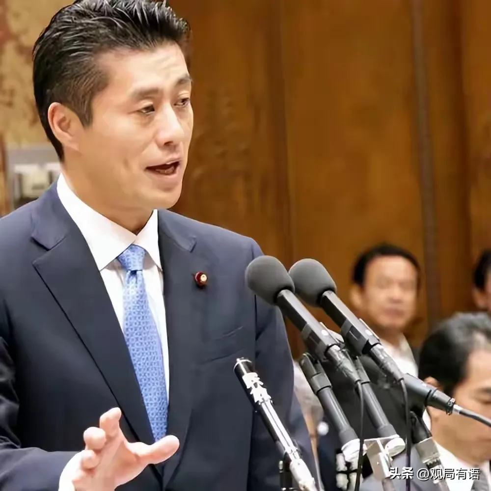 日本高官鼓动民众囤粮，新军国主义大搞战争讹诈，纯粹就是跳梁小丑！
 
10月27日，日本防灾大臣细野豪志在电视上放出狠话：11月2日防灾厅正式成立当天，政府会向全国发出紧急号召，家家户户最少储备三天物资，最好备足一周的粮食、饮用水与应急用品，用来应对富士山喷发、南海大地震这类重大灾害。
 
单看表面
