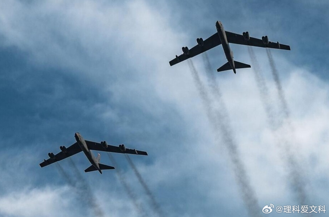 美军B-52升级陷超支困局：70年“老爷机”强行续命有多难？
美国空军的B-52“同温层堡垒”，这款从20世纪50年代就开始服役的经典战略轰炸机，如今正陷入一场代价高昂的“续命危机”。根据美国政府问责局（GAO）2026年7月31日发布的最新报告，原本计划支撑该机服役至2050年代的大规模现代化升级项目，如 ​