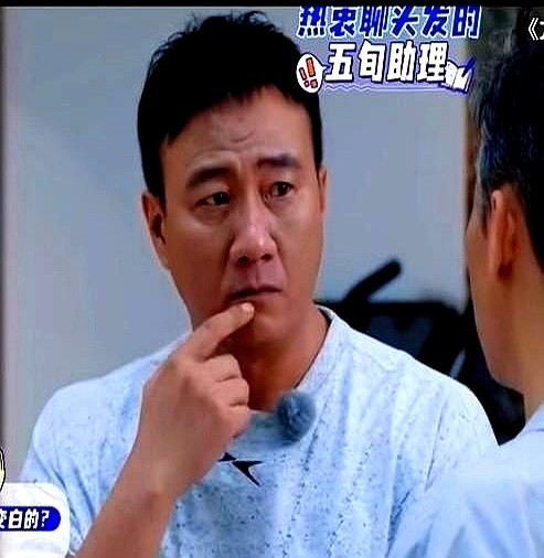 51岁的李乃文，顶着一头扎眼的白发就上镜了。

镜头怼到脸上，眼角的褶子，嘴边的法令纹，一条条清清楚楚，他连染发膏都懒得用。胡军当着面调侃他：“你这白头发，比我都多。”他笑笑，没当回事。

网上有人喊他“掌管白发的神”，他也乐呵呵地全收了。不像有些男演员，快60了还硬凹少年感，又是假发片又是医美针，