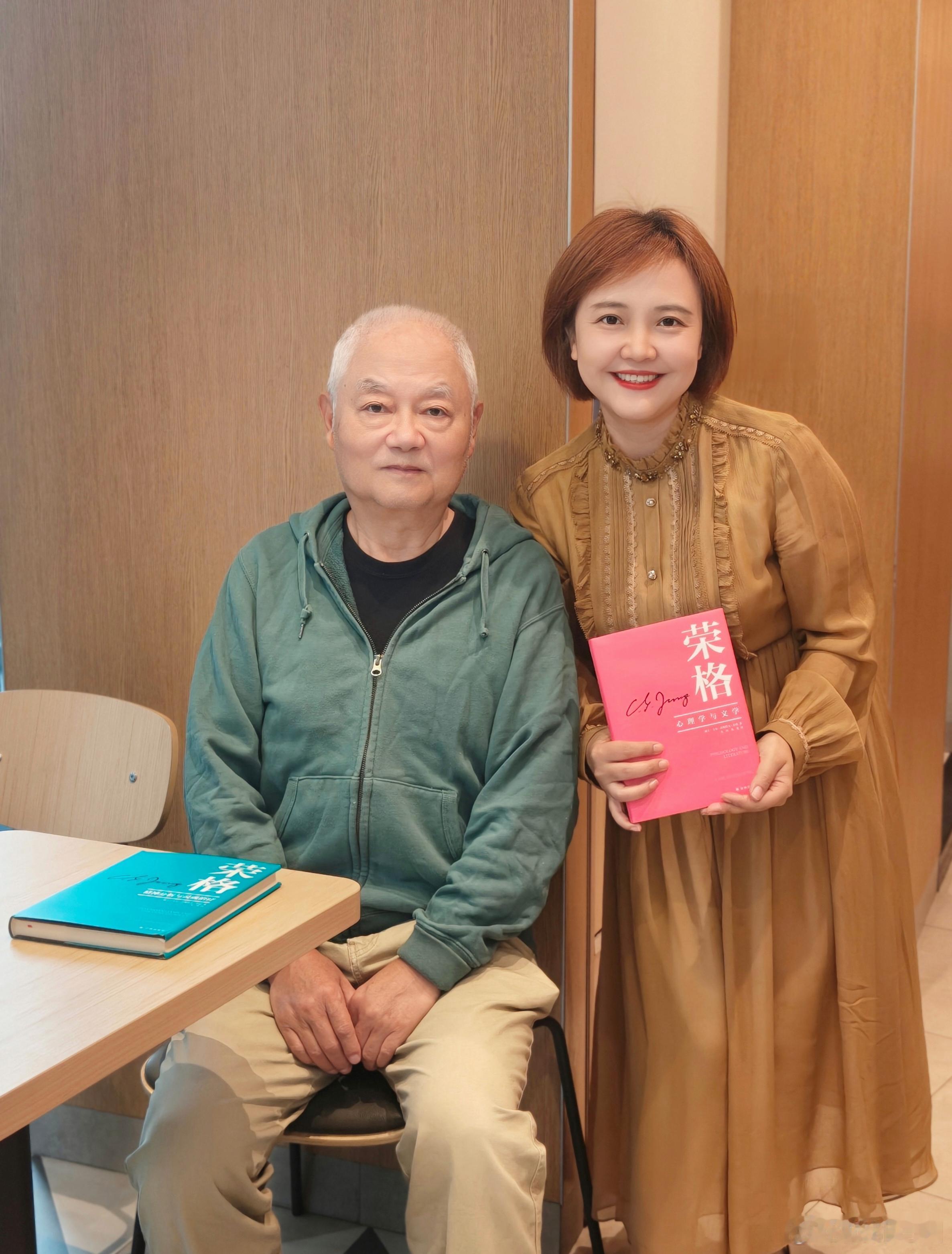 昔日学生来看我。我送书给她们。 ​​​