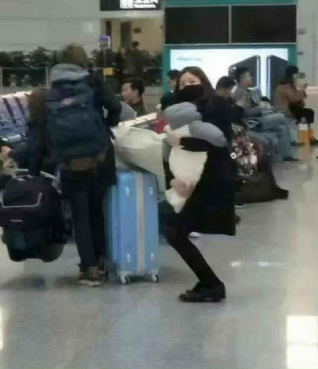 这是陈妍希抱着孩子在陈晓老家合肥的火车站，好心酸… ​​​