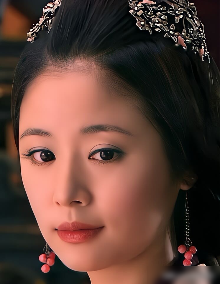 把过气女演员捧红？于正一句话，戳破了和林心如15年的恩怨真相。
当年拍《美人心计》，于正到处跟人说，这个角色非林心如不可，姿态放得极低。可戏一火，林心如自己拉团队拍《倾世皇妃》，于正立马翻脸，在网上公开炮轰，别老嚼我的美人，都嚼迟暮了。
林心如也不是善茬，直接回怼，原来朋友就是只许州官放火，两人
