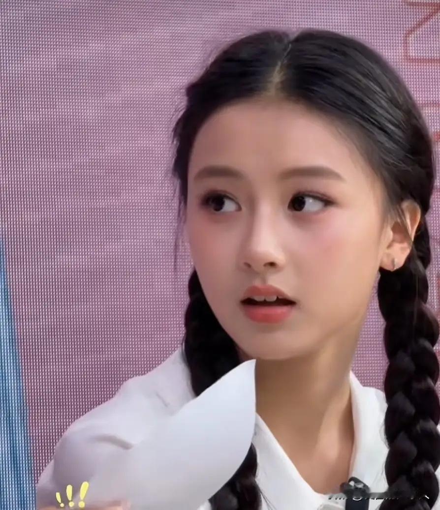 15岁，一张街拍，全网开始喊她“最美初恋脸”。昨天还不认识她的人，今天全成了伯乐，说她像张柏芝，说她有复古港风，说于正都看上了。可同一拨人，转头就能拿另一张截图说她胖、没气质、黑不溜秋。谁也不认识她，谁都敢给她下结论。
于正说要签她，她家人说学业第一，退回去了。这条新闻底下，马上有人不干了：说这是摆