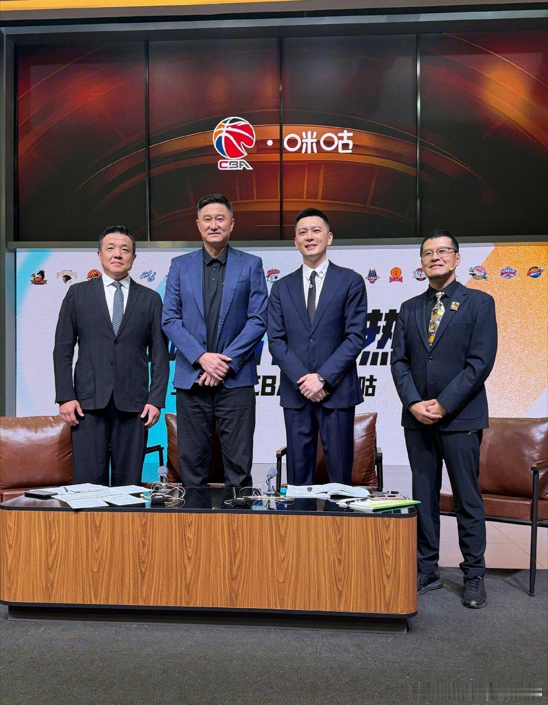 2026-2027CBA新赛季首场揭幕战，上海久事男篮以102-68轻取深圳新世纪男篮。
特别有意思的是解说间的“三杨捧老杜”组合，他们的节目甚至比场上的精彩内容还要多#CBA[超话]# ​