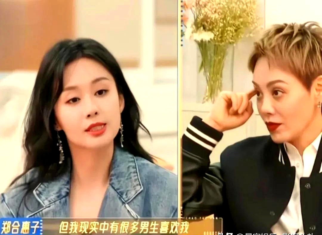 宁静突然转头逼问孙丞潇：“你喜欢她吗？”全场空气瞬间凝固。

前一秒，郑合惠子刚撩着头发，自信满满地说现实里追自己的男生排长队。宁静听完没接茬，眼神直接甩向旁边坐着的孙丞潇。

这吃瓜的火星子猝不及防砸到头上。孙丞潇连连往后躲，撇清关系的速度比翻书还快。

他头摇得像拨浪鼓，脱口而出：“我有女朋友，