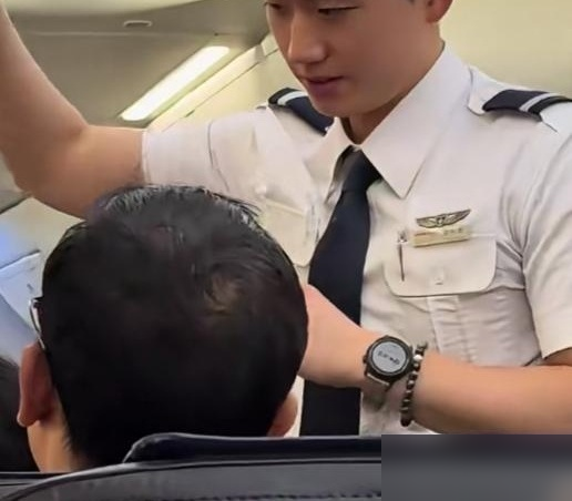 神颜空少撞脸黄景瑜，连侧颜都一模一样，乘客全都不淡定了！
谁能想到，搭个飞机还能偶遇黄景瑜亲自服务，近日有乘客在航班上拍下一位空乘小哥的侧颜，那眉眼、那下颌线，简直跟黄景瑜一个模子刻出来的，网友们立马炸了锅。
据了解，圈里圈外撞脸明星的素人还真不少，早前南航就有位空少因为长得像宋仲基，被旅客堵着