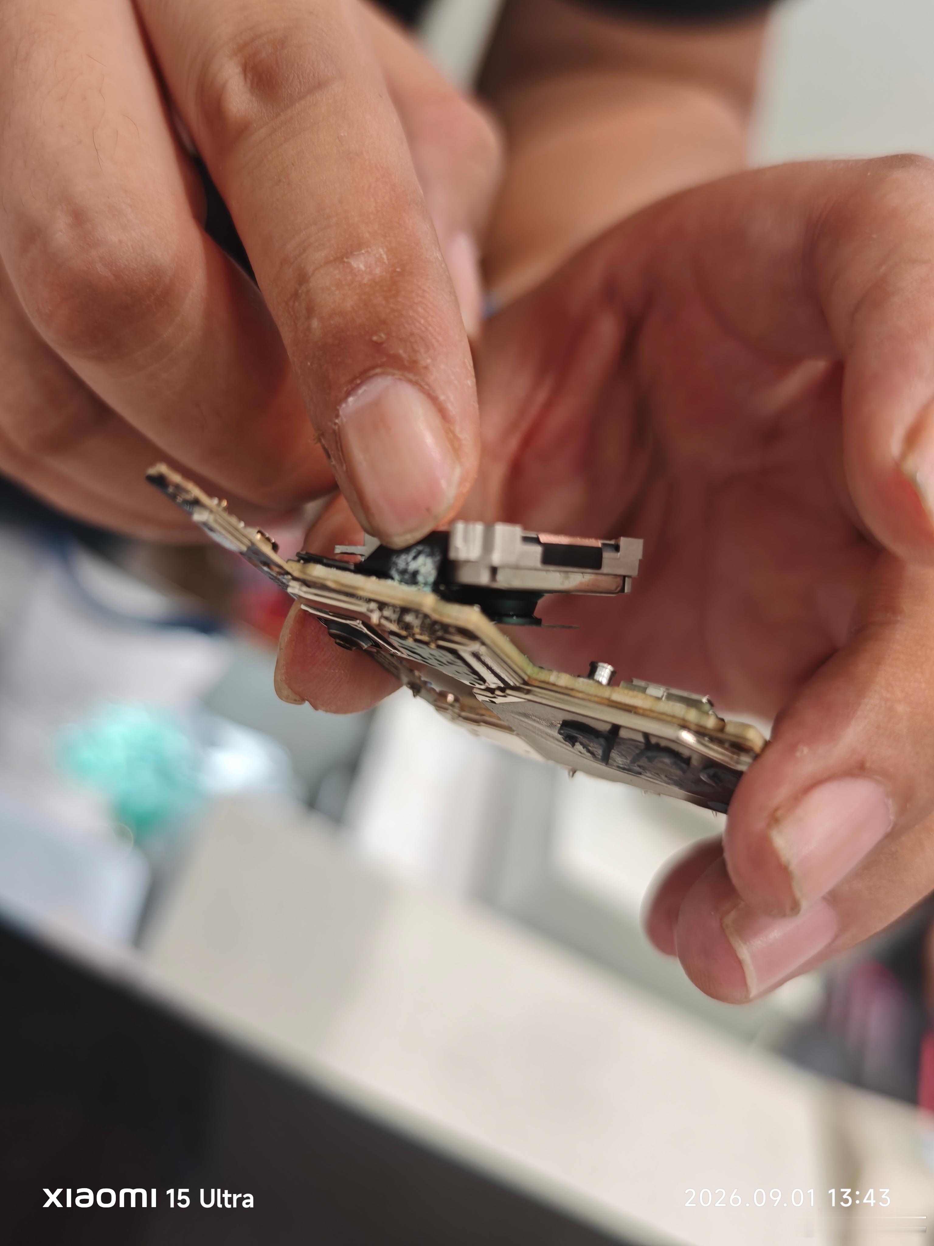 本人在京东自营购入小米17 Pro Max手机，订单号：【3404212004910864】，商品享有平台180天只换不修服务。
 
手机正常使用，出现摄像头内部起雾故障，并非摔落、液态进水导致，手机内部进水检测标识没有变色，可以排除液态进水。
已经通过京东售后完成整机换新。但换新拿到的全新机器，再次出现一模一 ​