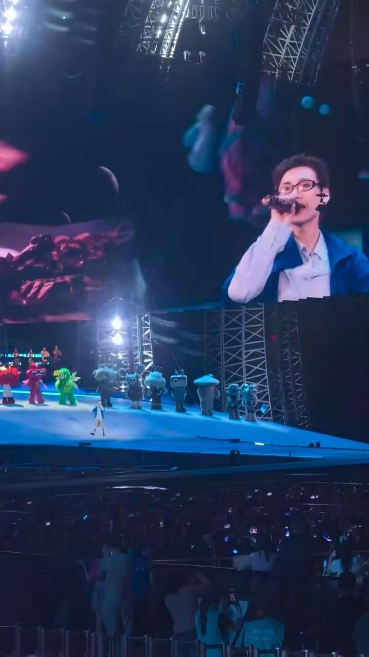 赴一场青春之约，汪苏泷全开麦现场太绝了。全开麦演唱会现场 演唱会 人山人海太热闹了 神级现场