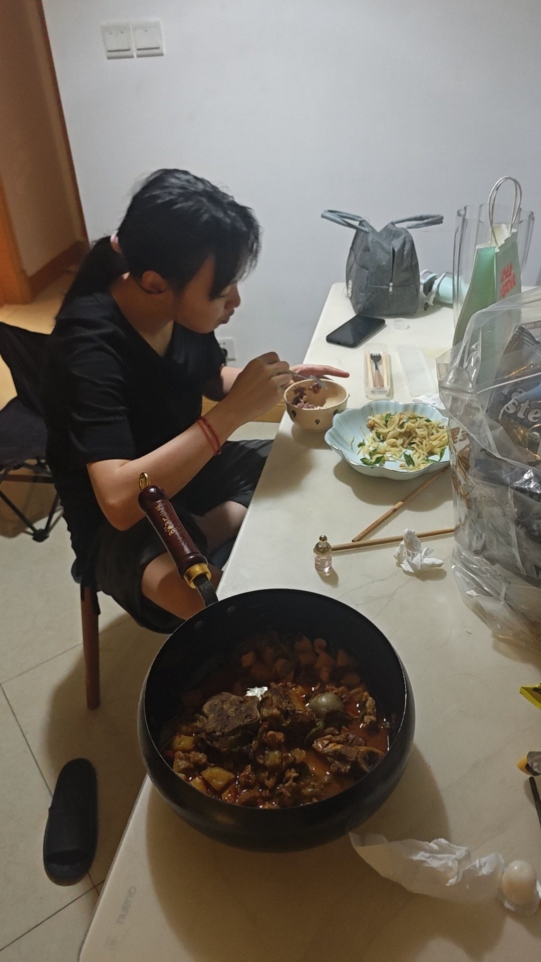 一些无趣生活
1.冷天点了一杯热热霸王茶姬，突然觉得好好喝。终于原谅你了
2.男友执意留毛阿敏发型，并觉得自己像文青（谁能救救他）
3.孙韵老师腿烫伤了，每周跟她的生活就是研究盒马预制菜
4.新物集的拼豆图纸
5.预制菜生成中。。。 ​