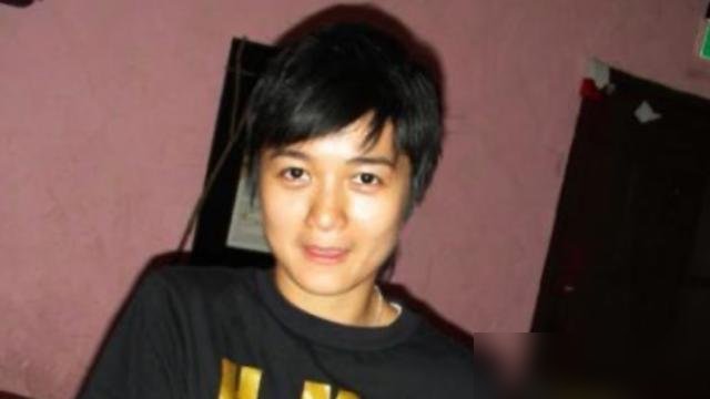 被雪藏七年，换三封律师函，就因为你把跳槽的事告诉了她。
许飞和厉娜，终于在一档综艺里当面对质了。厉娜说，2007年她只把要跳槽的打算告诉了许飞，转头公司就给她发了三封律师函。接下来七年，行程空白，人胖到一百三四十斤。
许飞否认，说没背刺。但她把矛头指向了厉娜身边那个长期干预工作的人——经纪人吴恩