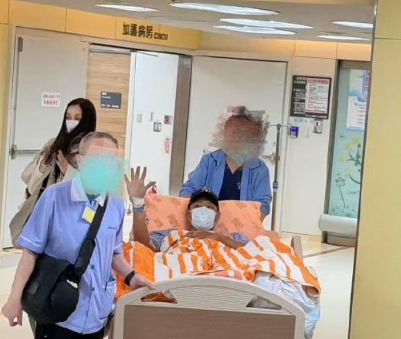 黑人陈建州已经脱离危险，现在转到了普通病房，从加护病房出来的他戴着帽子和口罩，状态看起来不错，还与媒体开心打了招呼，身边的妻子范玮琪一直陪伴在身边。
  陈建州从病房出来接受采访时表示自己饮食还是规律的，滴酒不沾，又爱运动，但平时睡得比较晚，因为要照顾小孩又要工作，睡眠长期不足，还是比较辛苦的，这次