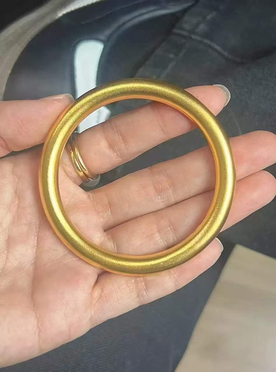 奉劝大家，
别随便去金店买黄金！
我同事昨天在金店买了个60克的金镯子，摊下来一克1278，一共花了76680。要是在手机银行买如意金，今天才935一克。
 
一算差价吓一跳，一克差三百多。很多人不清楚，金店的首饰金，里面有品牌加价，还有手工费。银行如意金是投资金条，加价少很多。
 
要是只想囤黄金