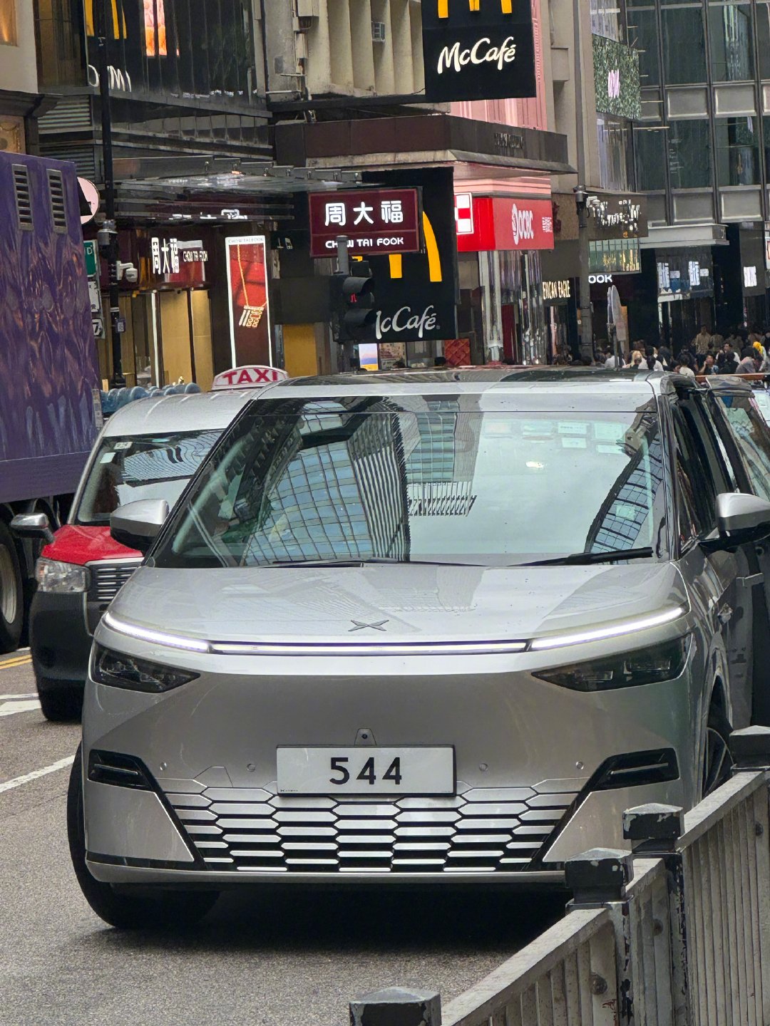 香港街头看到了阿维塔07，极氪009，小鹏X9。  ​