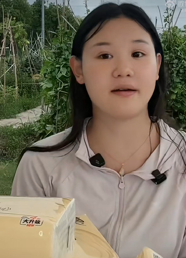 张家齐在直播中坦言热度不及队友全红婵后，直面没有代言找她的扎心提问，以清醒自知的回应引发全网热议。   一、直播直面扎心提问- 核心回应：张家齐在直播中被弹幕问到“为什么没有品牌代言找你”时，坦然表示